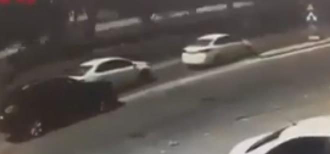 فيديو… تصرف غريب لقائد مركبة بعد تجاوزه أحد المخارج في المملكة