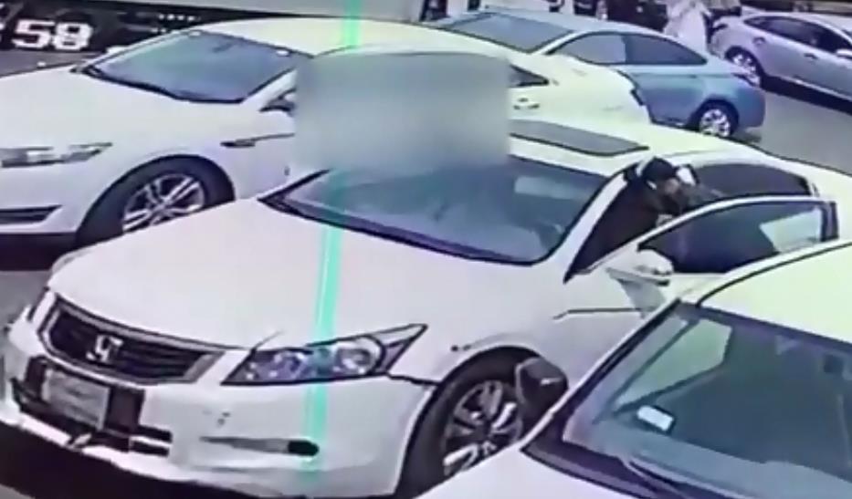 أمر الطفل بالنزول منها.. فيديو يظهر شخصا يسرق سيارة متوقفة أمام أحد المحال