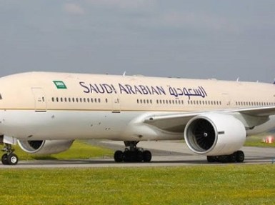 خلاف قوي بين زوجين على متن طائرة الخطوط السعودية يؤخرها عن الإقلاع نصف ساعة