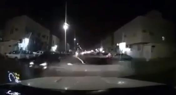 هرباً من دورية أمنية.. سائق متهور يخرج بسرعة جنونية من شارع جانبي وكاد يتسبب بكارثة (فيديو)