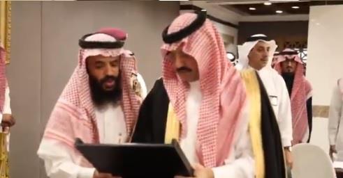 فيديو.. أمير عسير يستقبل ويكرّم خويتم الحارثي الذي عفا عن المتسبب في وفاة ابنه