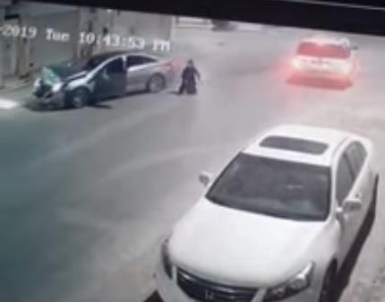 فيديو.. حـادث مروري لسيارتين تقود إحداهما امرأة.. ومصادر تكشف التفاصيل