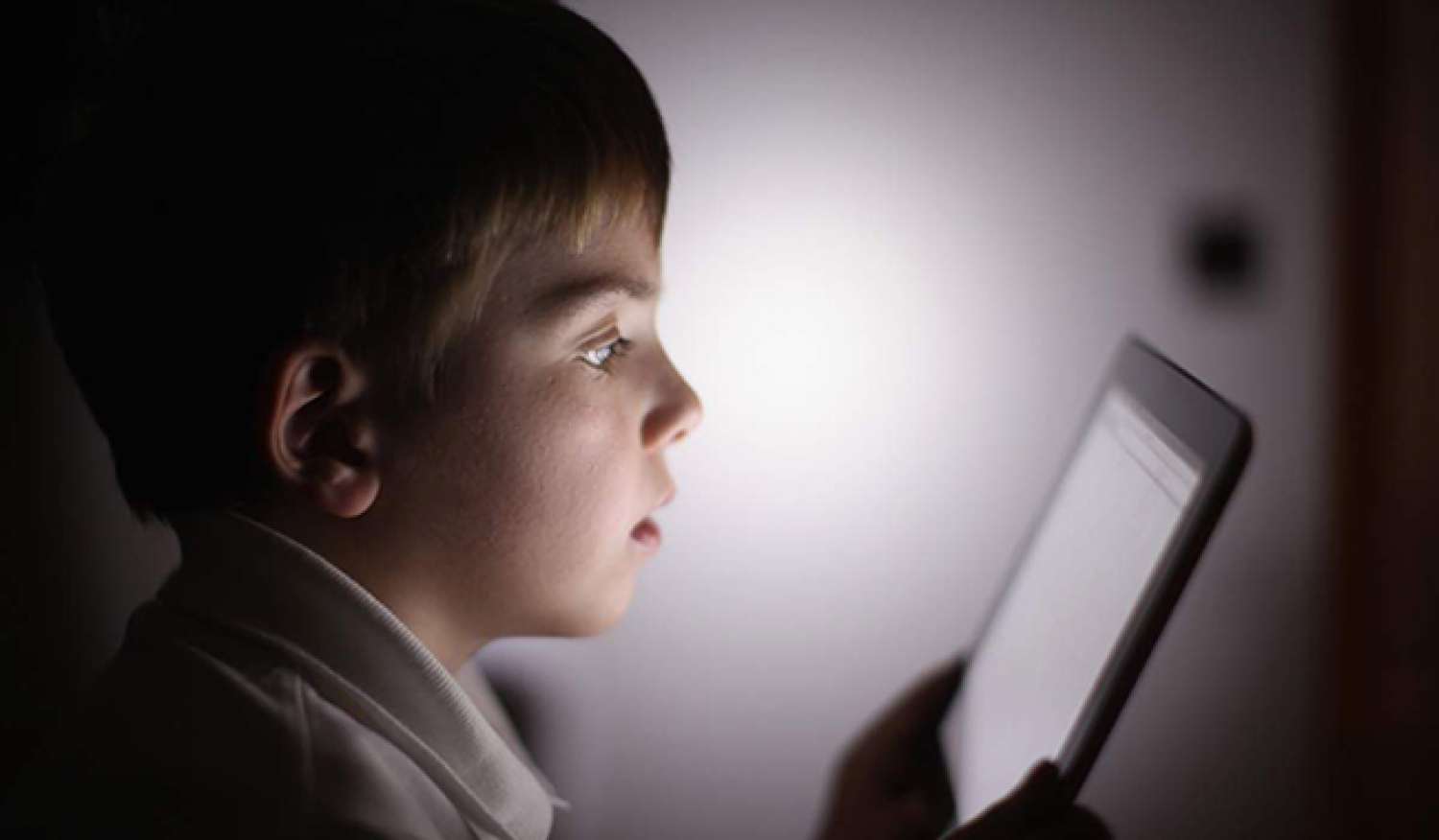 تعرف على المسافة «الآمنة» بين عين الطفل والشاشات الإلكترونية