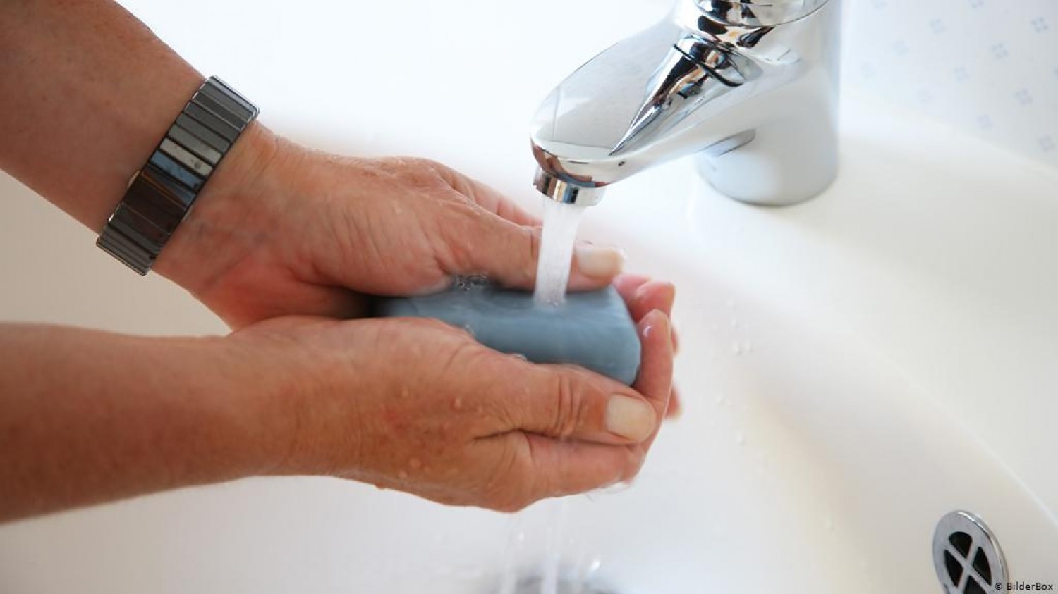 المبالغة في غسل يديك تضر صحتك.. تعرف على السبب