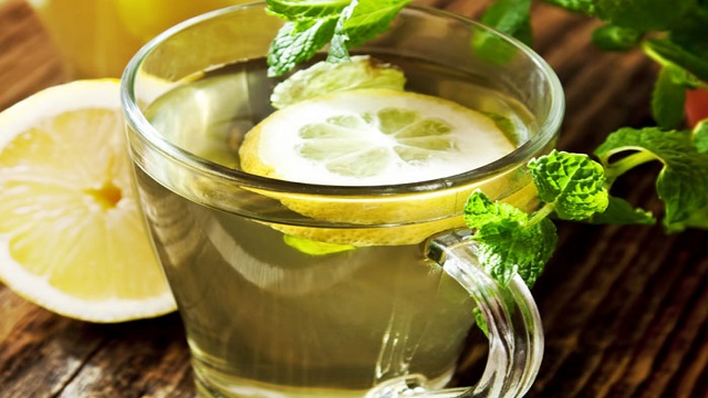 6 فوائد مذهلة لتناول الماء الدافئ مع الليمون صباحًا