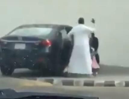 القبض على صاحب فيديو “تعنيف ابنته” عقب خروجها من ‏المدرسة