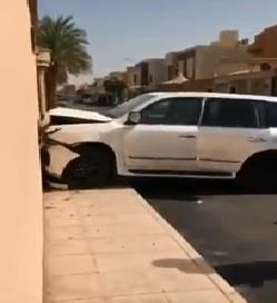 مواطن يوثق اقتحام سيارة لجدار منزله.. ويقول إن سائقتها هربت وتركت المركبة