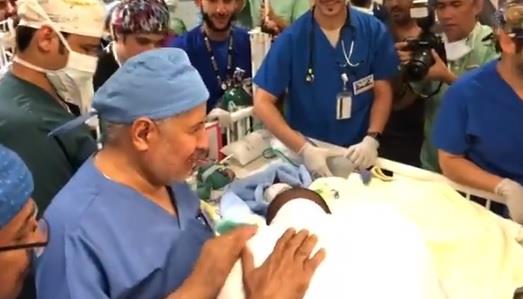 لحظة بكاء والد التوأم الليبي عند رؤية طفليه بعد نهاية عملية الفصل