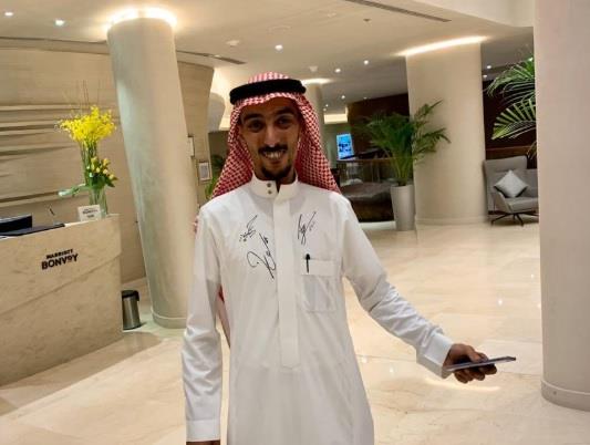 شاهد.. أين وقع “ميسي” لأحد موظفي الفندق الذي نزل به في الرياض