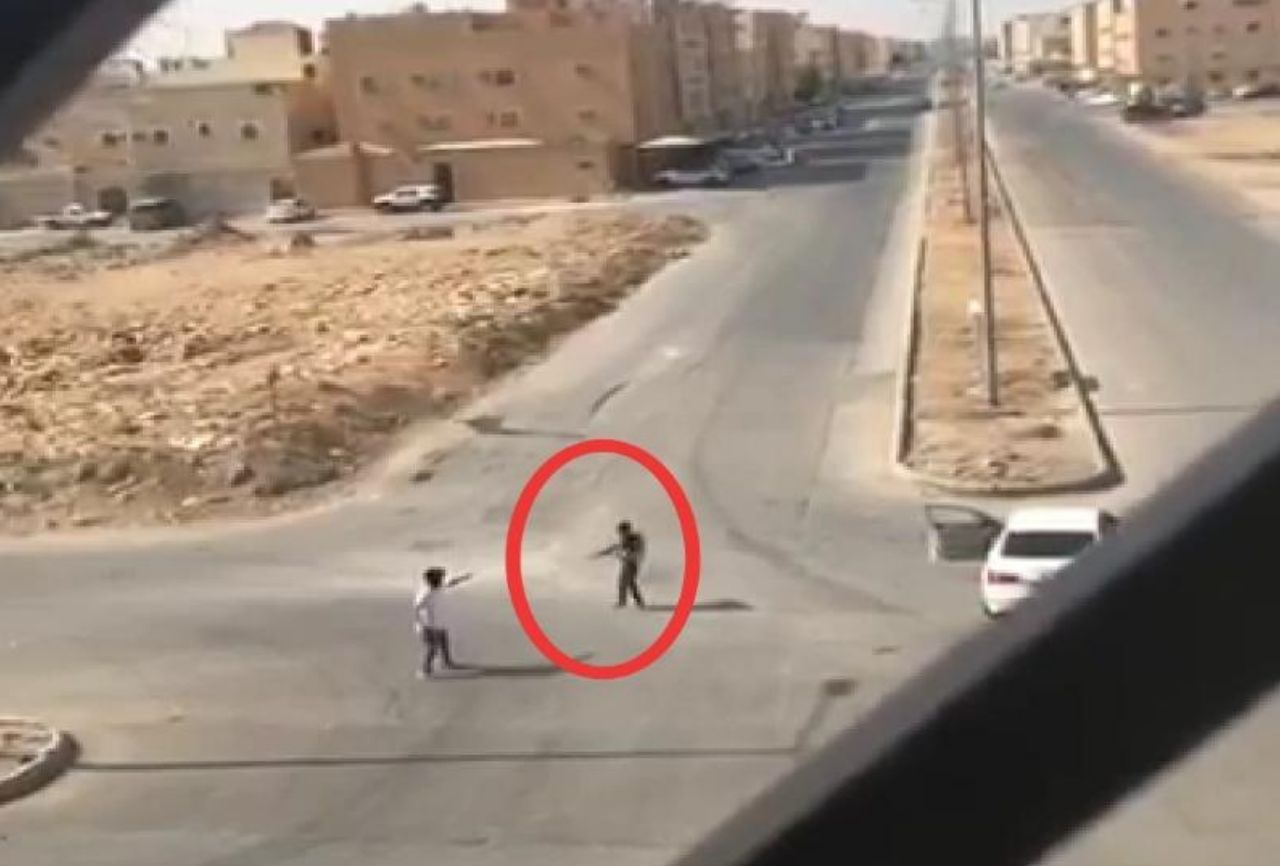 شاهد: فيديو جديد لحادثة إشهار السلاح على شاب وتهديده بالرياض