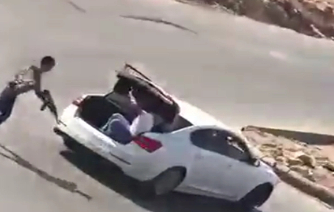 بالفيديو.. القبض على شاب بالقوة الجبرية بعد محاولته قتل شخص في سيارته