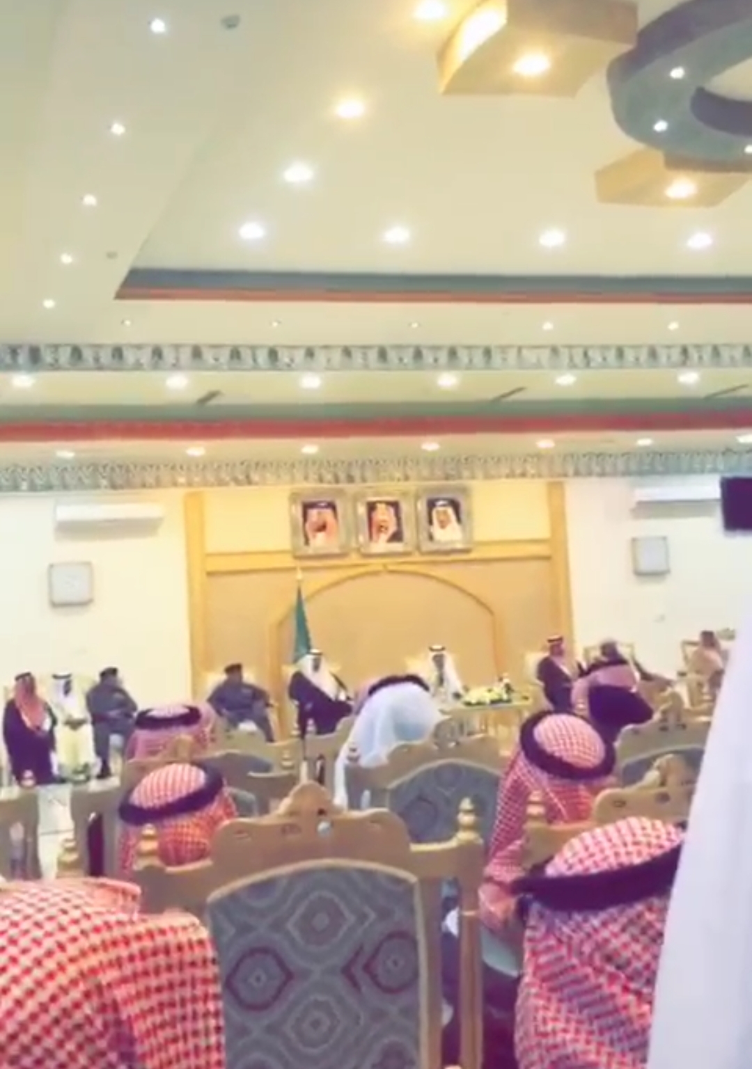 بالفيديو الأمير خالد الفيصل يوقف شاعر عن إكمال قصيدته أمام الحضور لهذا السبب!!