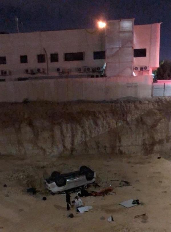 صور.. سقوط مركبة عائلة داخل حفرة بعمق 7 أمتار بالرياض.. و”الدفاع المدني” ينقذ أفرادها