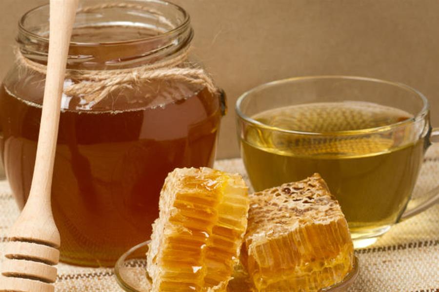 العسل الممزوج بالماء الدافئ.. فوائد لا تحصى وعلاج للكثير من الأمراض