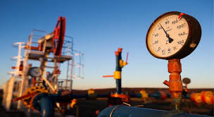 أسعار النفط تتراجع بفعل ارتفاع مخزونات الخام والإنتاج القياسي لأمريكا