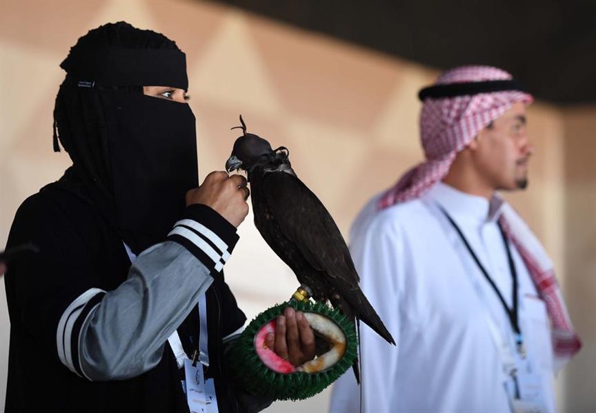 “عذاري الخالدي”.. أول سعودية تشارك في مهرجان الملك عبدالعزيز للصقور