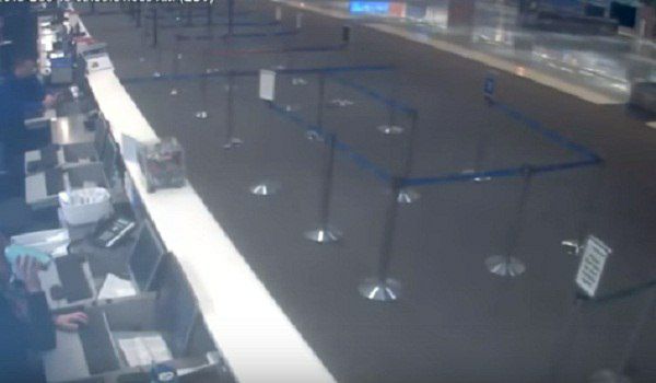 بالفيديو.. شاحنة مجنونة تقتحم مطارا حتى صالة استلام الحقائب !