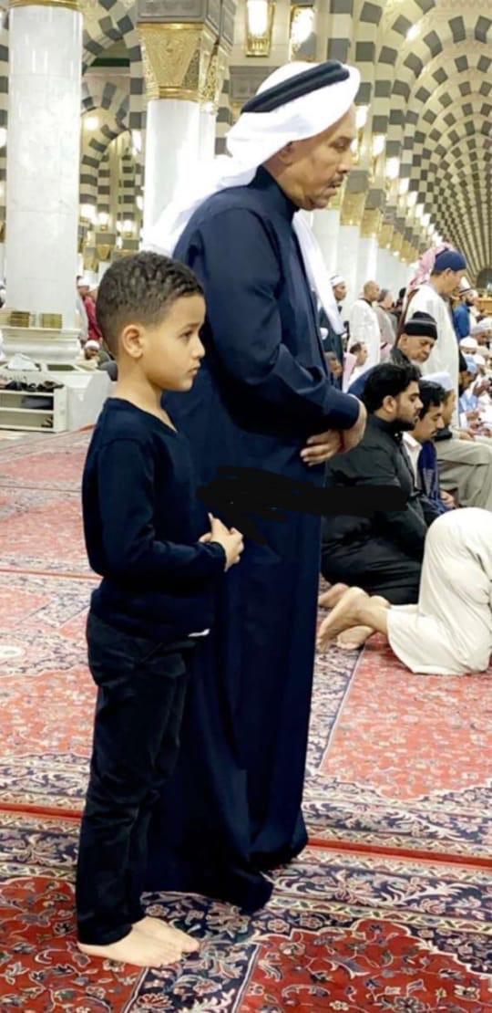 صورة لمحمد عبده يُصلي برفقة نجله في المسجد النبوي..و”آل الشيخ”: “لا يكون يدعي عليّ؟”