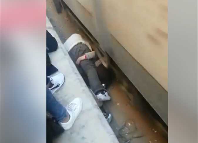 فيديو متداول – أب يقفز أسفل عجلات قطار لإنقاذ ابنته: «خرجا بدون خدش»