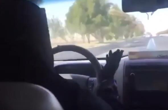 بدأت منذ 8 أشهر.. مواطنة تعمل “كدادة” على سيارتها تروي تفاصيل التجربة (فيديو)