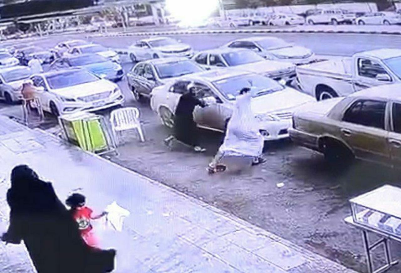 بالفيديو : مواطن يطلق النار على آخر في #مكة