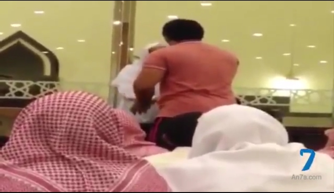 شخص دخل على المسجد و الشيخ يلقي محاضرة و كاد أن يضربه وهذا ماحدث !