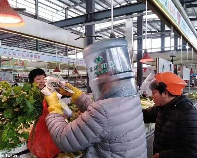 شاهد.. بهذه القوارير والأكياس يحاول الصينيون حماية أنفسهم من فيروس “كورونا”