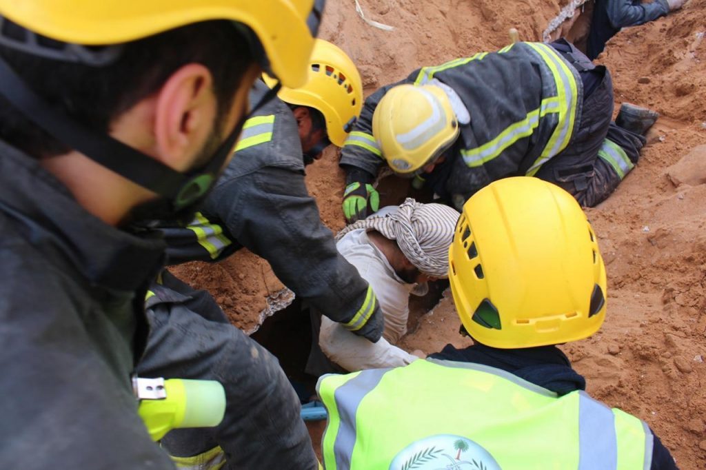 وفاة شخص وإصابة شخصين بسبب سقوط صبة خرسانية في تبوك