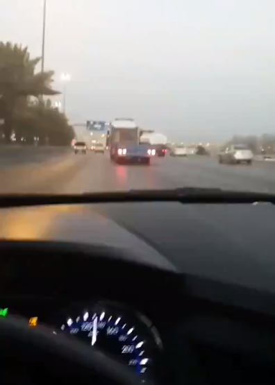 مواطن يوثّق تهور قائد شاحنة على الطريق الدائري الجنوبي بالرياض
