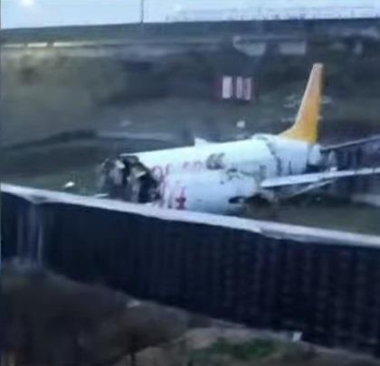 انشطار طائرة بعد خروجها عن المدرج عند هبوطها في إسطنبول (فيديو)