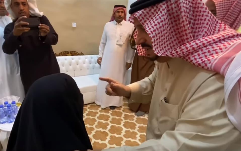 فيديو.. أمير الرياض يُقبّل رأس مواطنة لرفعها العلم السعودي فوق منزلها منذ 52 عاماً