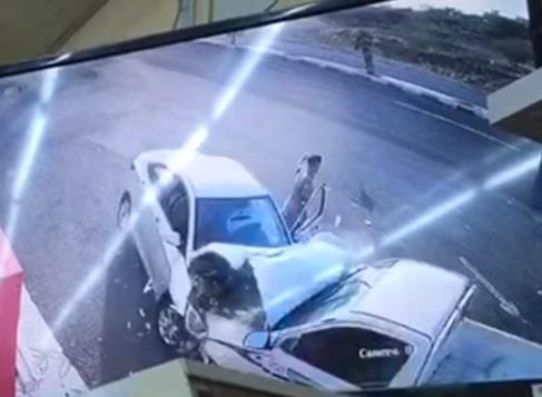 فيديو.. شاب ينجو من حـادث مروع بعد ترجله من مركبته