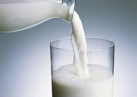 هل الحليب الطبيعي أفضل صحيًّا من المبستر؟