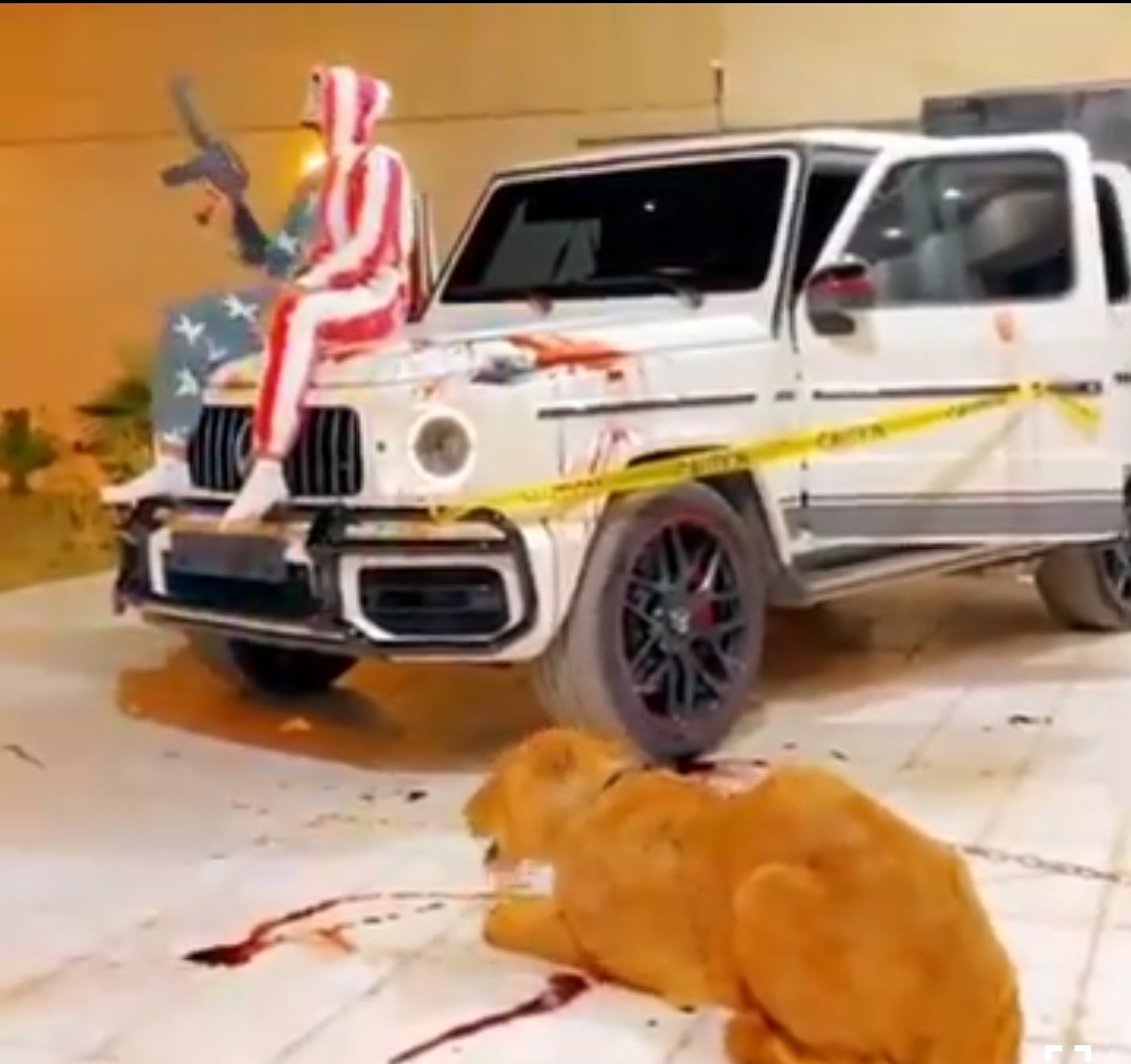 شاهد .. فيديو غريب لشاب يطلق النار وبجواره أسد وسيارة مليئة بالأسلحة ملطخة بالدماء في الرياض