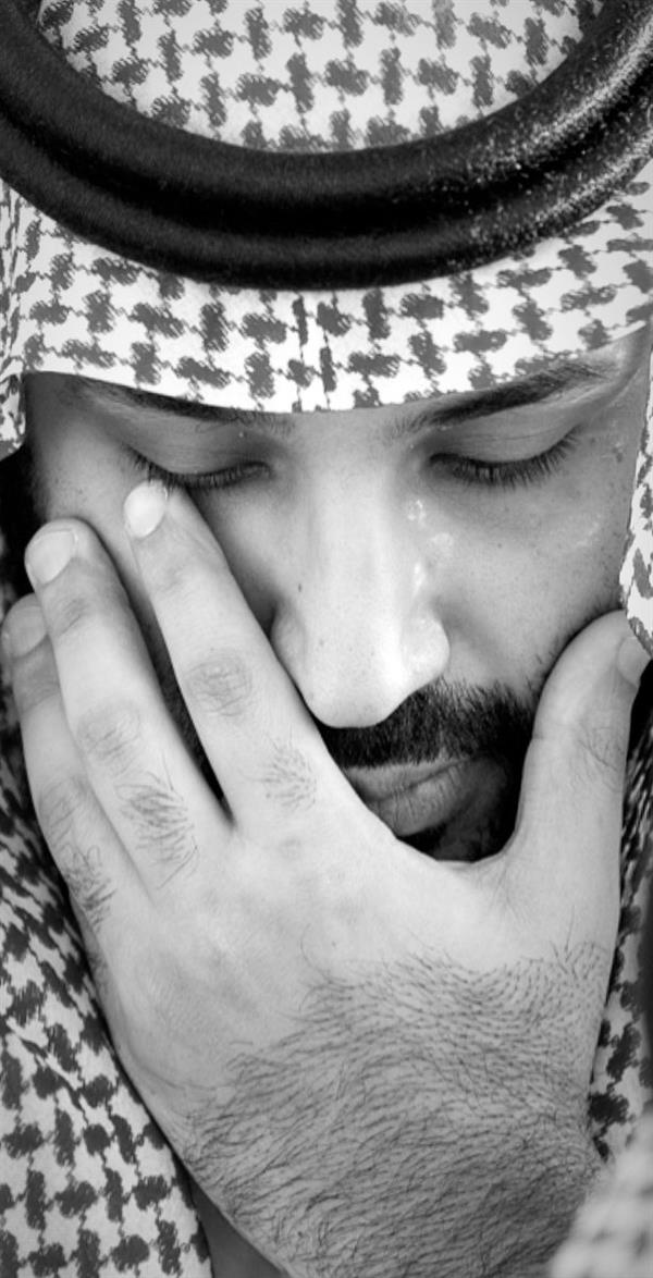 صورة مؤثرة لولي العهد أثناء دفن الأمير طلال بن سعود