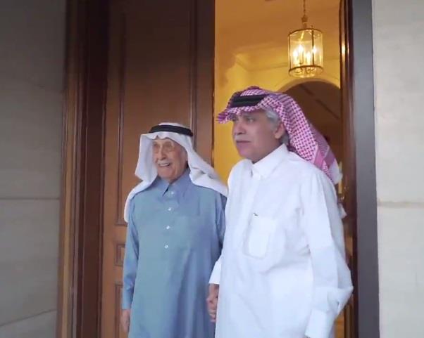 شاهد.. وزير الإعلام المكلف ماجد القصبي يزور أول وزير للإعلام في تاريخ المملكة