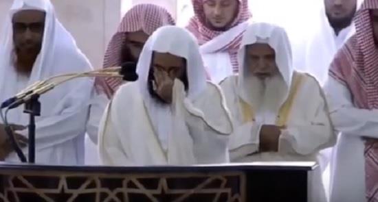 مشهد مؤثر.. إمام الحرم النبوي يجهش بالبكاء خلال صلاة الجمعة