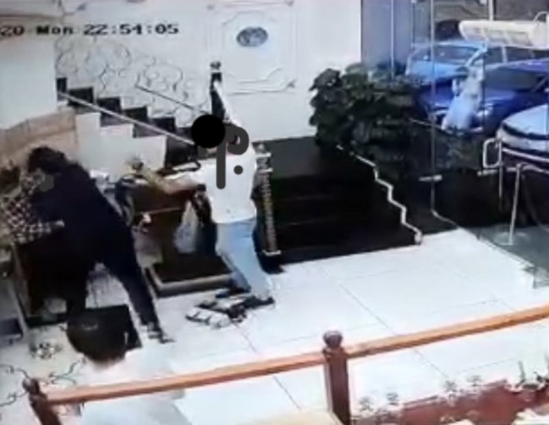 مصادر “سبق” تكشف كواليس القبض على شخص ضرب موظفة مطعم