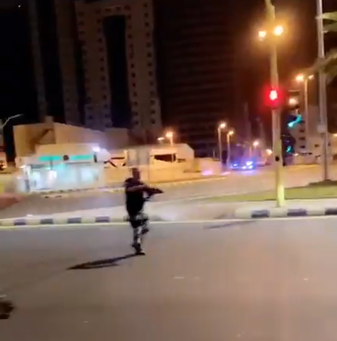 ‏شاهد: رجال الأمن يوقفون شخص بالقوة الجبرية حاول الهرب بسيارة بدون لوحات