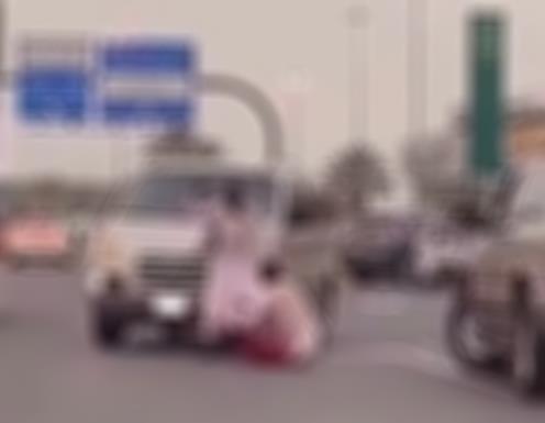 فيديو متداول لمقيم يطعن آخر من بني جلدته وسط طريق عام بمكة.. والشرطة تلقي القبض عليه