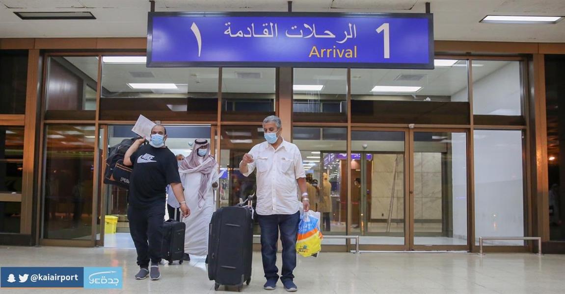 مطار جدة يستقبل عدداً من المواطنين القادمين من القاهرة عبر “الخطوط السعودية” (صور)