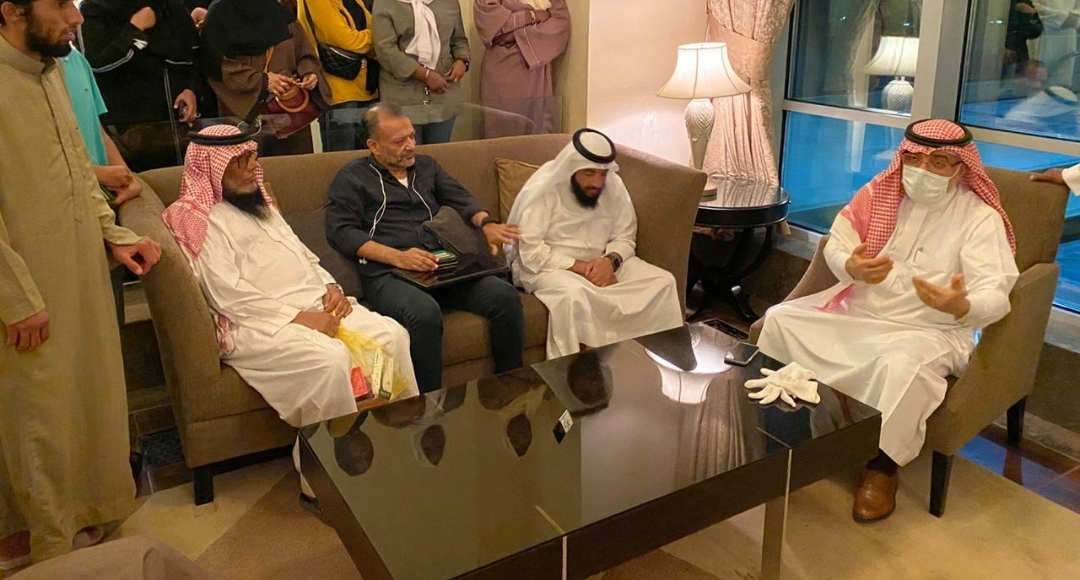 سفير السعودية بالسودان يزور المواطنين العالقين