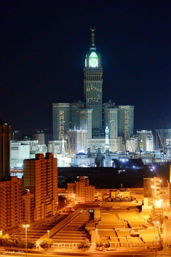 شاهد.. برج الساعة في مكة يحتفل بحلول شهر رمضان المبارك