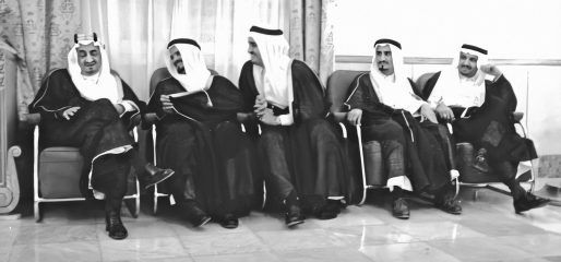 بعد تساؤل مغرد .. حساب ” آل سعود” يكشف اسم الأمير الجالس بجانب الملك فيصل والملك فهد في صورة نادرة