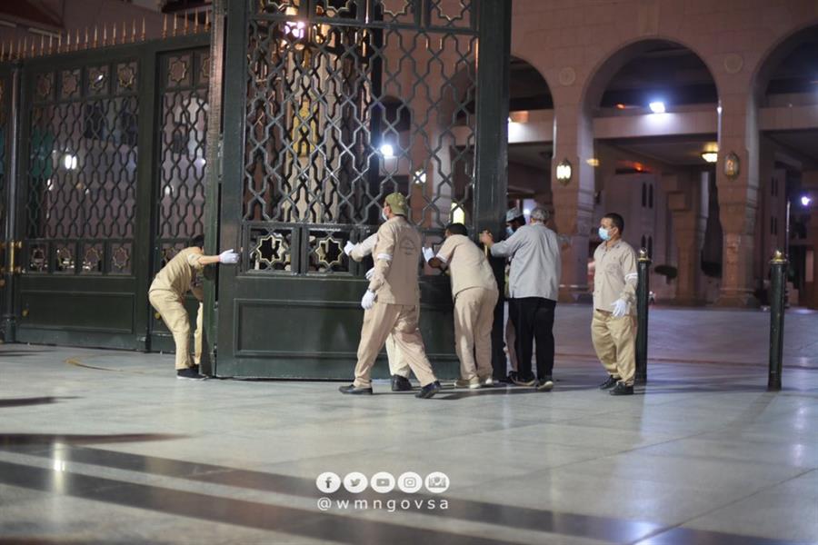 صور.. اللحظات الأولى لفتح أبواب المسجد النبوي استعداداً لإقامة أول صلاة جماعة بعد الإغلاق