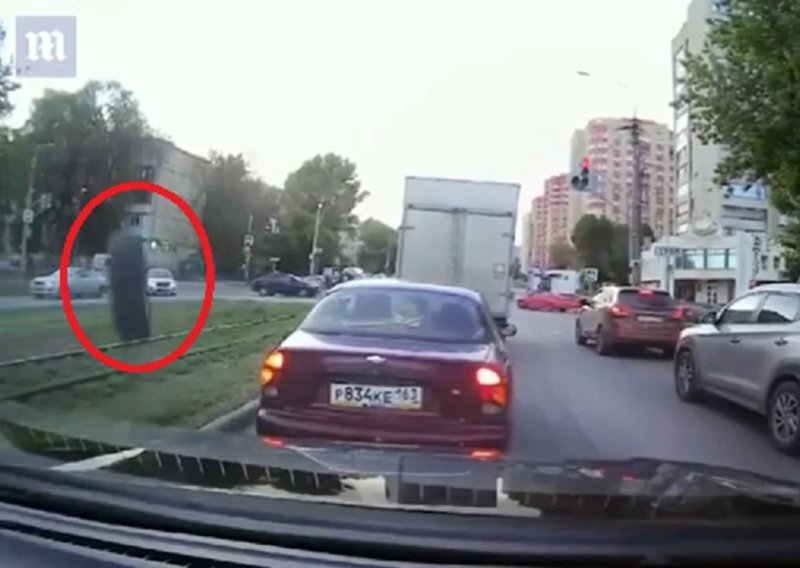 فيديو سرعة تصرف.. كيف تصدى رجل لإطار قادم نحو سيارته بقوة؟