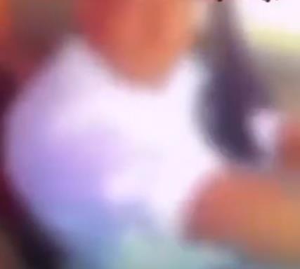القبض على شخص ظهر في مقطع فيديو وهو يستعرض بسلاح رشاش في عسير