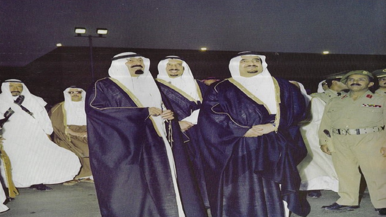 شاهد.. 3 ملوك ينتظرون نزول الملك خالد من الطائرة مرتدين البشت الأسود
