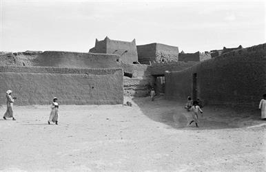 شاهد.. صور الرحالة “تسينجر” تكشف ملامح الحياة بالعاصمة الرياض عام 1945م