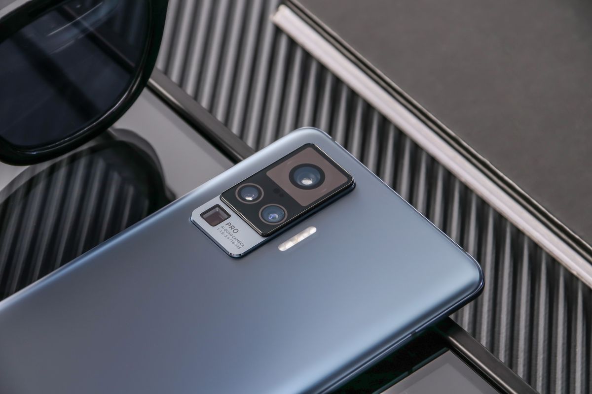 فيفو تكشف رسمياً عن سلسلة هواتف X50 بدعم مثبت احترافي للكاميرا الرئيسية